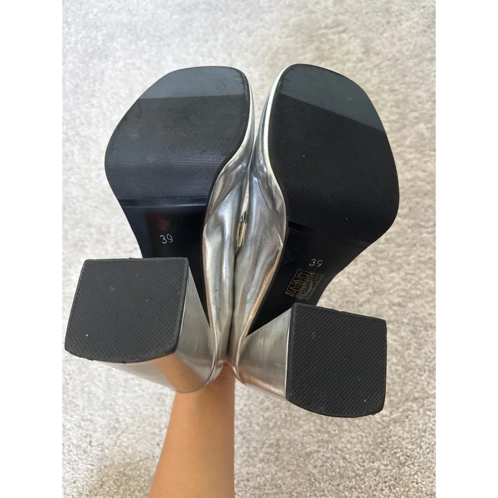 Unbranded metallic silver